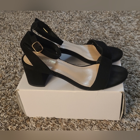SIZE 6 1/2 DREAM PAIRS BLACK SANDALS- 1 1/2 INCH HEALS - Picture 3 of 3
